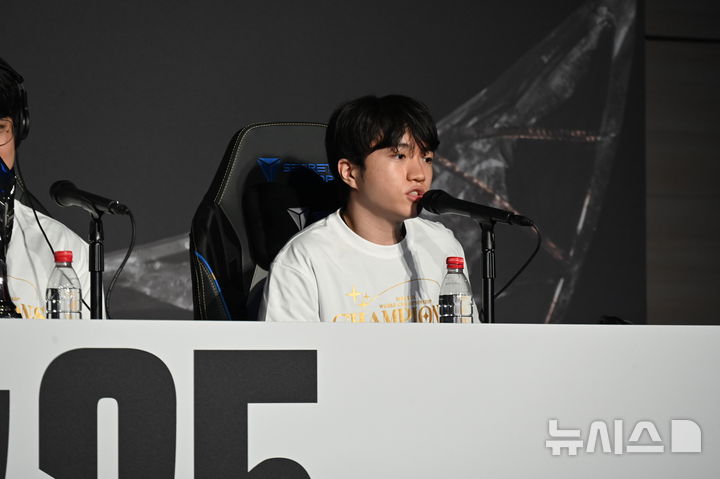 [청두(중국)=뉴시스] 윤정민 기자 = 리그 오브 레전드(LoL) 프로게이머 '케리아' 류민석(T1)이 9일 오후 중국 청두 동안호 스포츠파크 다목적체육관에서 열린 '2025 LoL 월즈' 결승 후 미디어데이에서 기
