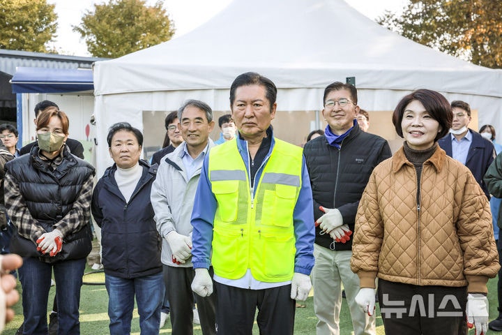 <b>유기견</b> 보호소 <b>봉사</b>활동 설명 듣는 <b>정청래</b>