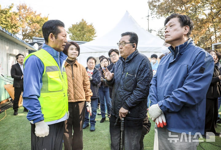 <b>유기견</b> 보호소 <b>봉사</b>활동 설명 듣는 <b>정청래</b>