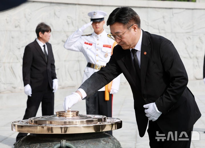 <b>윤호중</b> 장관, 광주 5·18 민주묘지 참배…"국민주권정부 원동력"