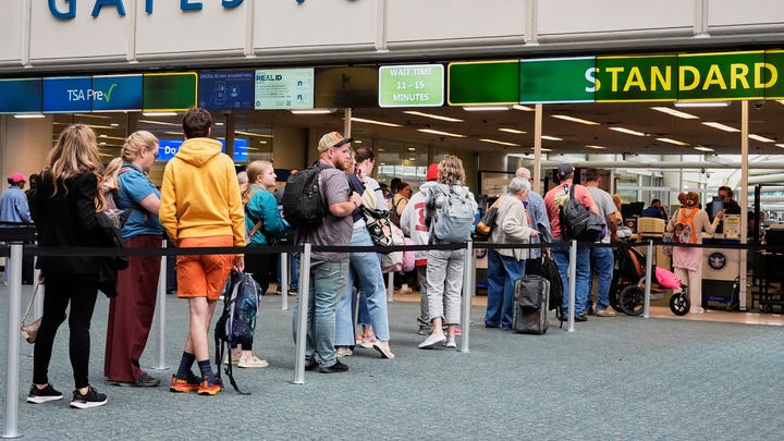 [Orlando=AP/Newsis] Travelers line up at Orlando International Airport in Florida, USA, on the 4th (local time). As the U.S. government shutdown drags on, a large number of flights are being canceled. 2025.11.10.