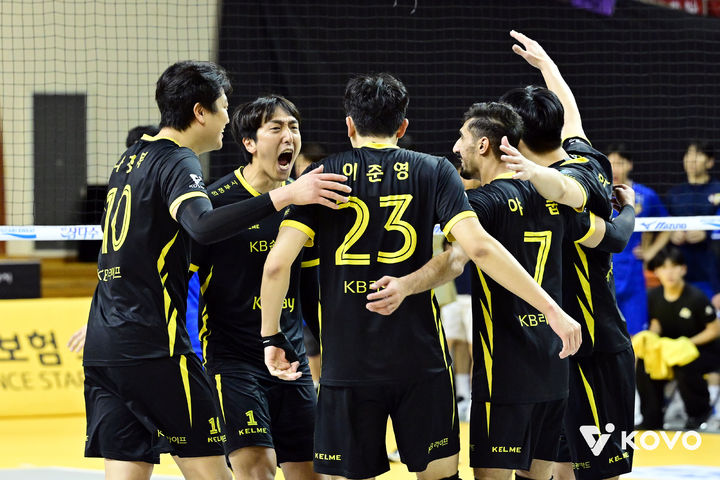 '야쿱 25점' 남자배구 <b>KB손보</b>, 한전 3-1로 꺾고 <b>선두 탈환</b>