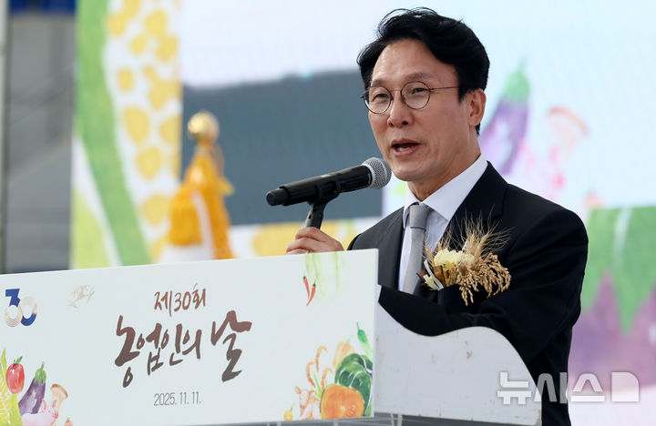 [원주=뉴시스] 추상철 기자 = 김민석 국무총리가 11일 오후 강원 원주시 젊음의광장에서 열린 제30회 농업인의 날 기념식에서 기념사를 하고 있다. 2025.11.11. sccho