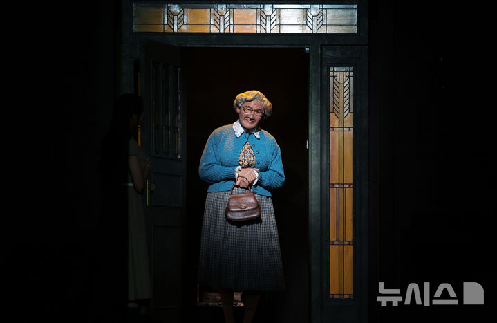 [서울=뉴시스] 김선웅 기자 = 배우 황정민이 21일 서울 송파구 샤롯데씨어터에서 열린 뮤지컬 미세스 다웃파이어 프레스콜에서 주요 장면을 시연하고 있다. 2025.10.21. mangusta@newsis.com