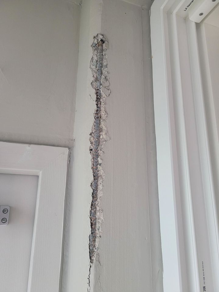 새 아파트 벽 갈라지고 철근 튀어나왔는데 건설사가 배째라네요 조언 좀