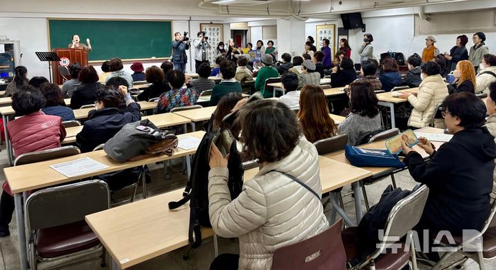 [=ý]   = 12    ϼ߰б  ٸǿ  л鿡 ǥ     ϰ ִ. 2025.11.12. nowone@newsis.com