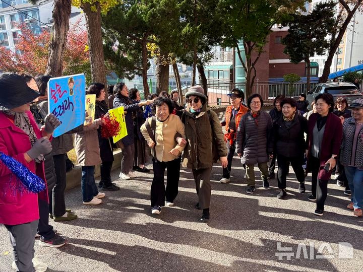 [=ý]   = 12    ϼ߰б Ա αٿ Ĺ  յ  ϰ ִ. 2025.11.12. nowone@newsis.com