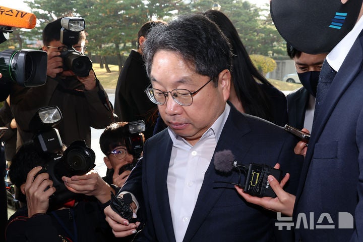 <b>노만석</b> 검찰총장 대행, 하루 휴가 뒤 출근…'용퇴' 질문에 <b>묵묵부답</b>