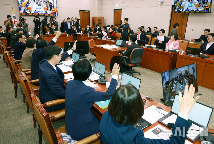 [서울=뉴시스] 고승민 기자 = 추미애 법사위원장 등 여당 법사위원들이 12일 서울 여의도 국회에서 열린 법제사법위원회 전체회의에서 내년도 예산안 의결에 거수투표로 찬성의사를 표하