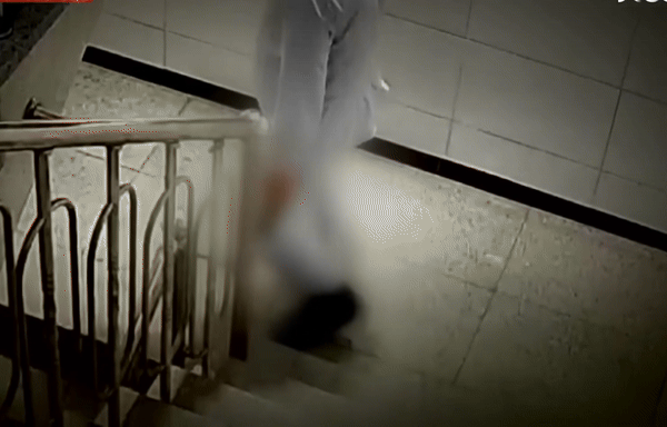 [서울=뉴시스] 서울 송파구의 한 아파트에서 한 남성이 층간소음을 이유로 흉기를 들고 위층 세대 현관 앞을 배회한 사건이 제보를 통해 알려졌다. (사진 = 'JTBC News' 유