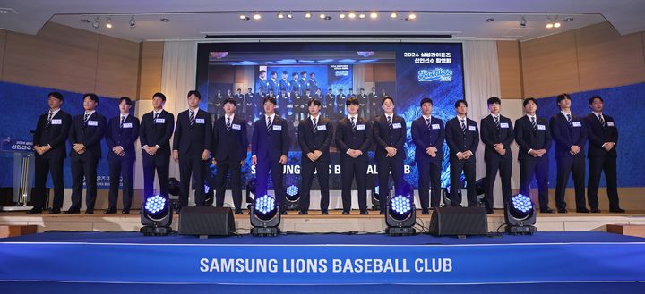 <b>삼성</b>, <b>신인선수 입단식</b> 개최…갤럭시 폴드7·유니폼 액자 선물