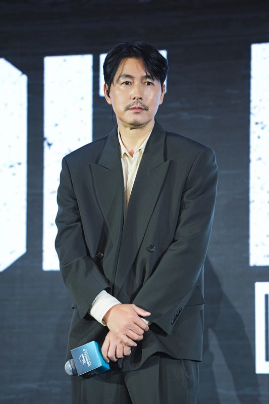 <b>정우성</b>, '혼외자 논란' 후 첫 작품공개 현장…사생활 질문은 NO
