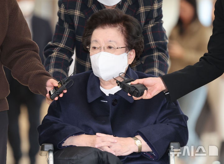 <b>이배용</b>, 특검 재출석…'<b>김건희</b>에게 <b>청탁</b>했나' 묻자 절레절레