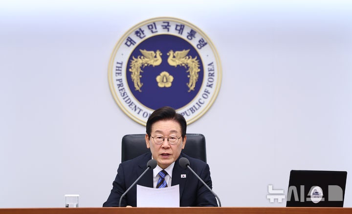 '<b>전태일</b> 55주기' 이 대통령 "<b>노동자 존중</b>받는 사회 만들 것"