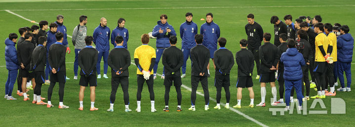 <b>훈련</b> 전 미팅하는 <b>축구대표팀</b>