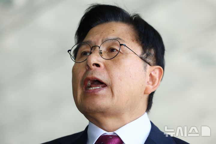 [서울=뉴시스] 황준선 기자 = 내란 선전·선동 혐의로 체포된 황교안 전 국무총리가 지난 12일 오전 서울 서초구 서울고등검찰청에 마련된 내란 특검 사무실에 도착해 입장을 밝히고 