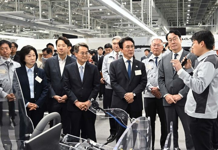 화성 <b>기아 PBV 전용공장</b> 가동…경기도, 투자유치 결실