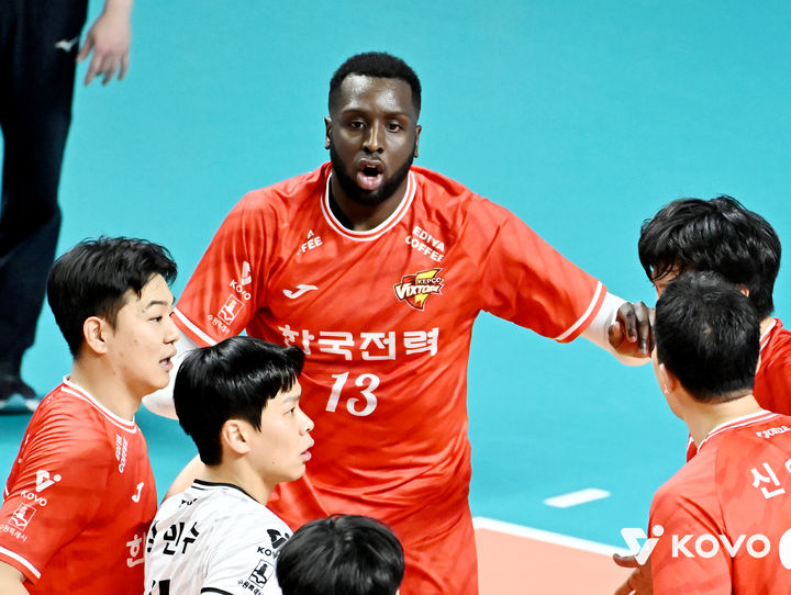 '<b>베논 트리플크라운</b>' 한국전력, 우리카드에 완승…GS칼텍스도 'V'(종합)