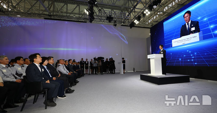 [화성=뉴시스] 박주성 기자 = 김민석 국무총리가 14일 경기도 화성시 우정읍 기아오토랜드 화성에서 열린 기아 화성 EVO 플랜트 East 준공식 & West 기공식에서 축사를 하고 있다. 2025.11.14. pa