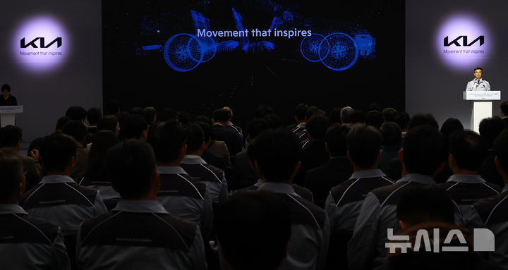 [화성=뉴시스] 박주성 기자 = 송호성 기아차 사장이 14일 경기도 화성시 우정읍 기아오토랜드 화성에서 열린 기아 화성 EVO 플랜트 East 준공식 & West 기공식에서 환영사 및 기아 PBV 전략 발표를 하고 