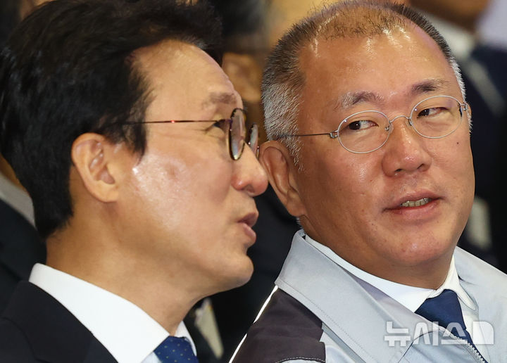 [화성=뉴시스] 박주성 기자 = 김민석 국무총리와 정의선 현대차그룹 회장이 14일 경기도 화성시 우정읍 기아오토랜드 화성에서 열린 기아 화성 EVO 플랜트 East 준공식 & West 기공식에서 이야기를 나누고 있다