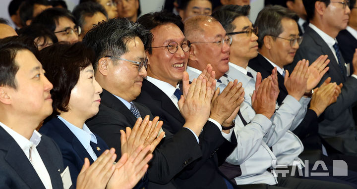 [화성=뉴시스] 박주성 기자 = 김민석 국무총리와 정의선 현대차그룹 회장을 비롯한 내빈들이 14일 경기도 화성시 우정읍 기아오토랜드 화성에서 열린 기아 화성 EVO 플랜트 East 준공식 & West 기공식에서 박수