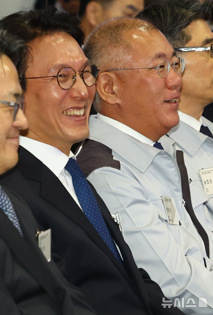 [화성=뉴시스] 박주성 기자 = 김민석 국무총리와 정의선 현대차그룹 회장이 14일 경기도 화성시 우정읍 기아오토랜드 화성에서 열린 기아 화성 EVO 플랜트 East 준공식 & West 기공식에서 웃음 짓고 있다. 2