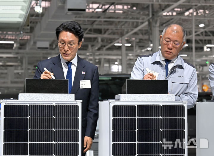 [화성=뉴시스] 청사사진기자단 = 김민석 국무총리와 정의선 현대차그룹 회장이 14일 오전 경기 화성에서 열린 기아 화성 EVO 플랜트 East준공식 및 West기공식에서 기념 세리머니로 표시석에 서명을 하고 있다. 