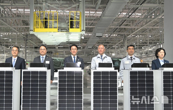 [화성=뉴시스] 청사사진기자단 = 김민석 국무총리와 정의선 현대차그룹 회장을 비롯한 참석자들이 14일 오전 경기 화성에서 열린 기아 화성 EVO 플랜트 East준공식 및 West기공식에서 세리머니에 앞서 기념촬영을 