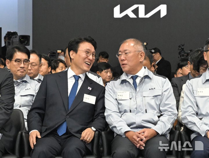 [화성=뉴시스] 청사사진기자단 = 김민석 국무총리와 정의선 현대차그룹 회장이 14일 오전 경기 화성에서 열린 기아 화성 EVO 플랜트 East준공식 및 West기공식에서 대화하고 있다. 2025.11.14. phot