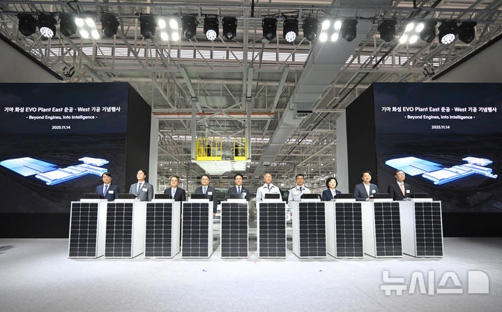 [화성=뉴시스] 청사사진기자단 = 김민석 국무총리와 정의선 현대차그룹 회장을 비롯한 참석자들이 14일 오전 경기 화성에서 열린 기아 화성 EVO 플랜트 East준공식 및 West기공식에서 세리머니에 앞서 기념촬영을 