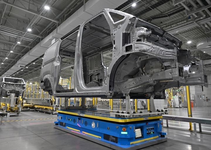 [서울=뉴시스] 기아는 14일 경기 화성시 우정읍 오토랜드 화성에서 '기아 화성 EVO 플랜트 East준공식 및 West기공식'을 개최했다. 사진은 무인운반차량(AGV)이 PV5 차체를 운반하는 모습. (사진=기아 