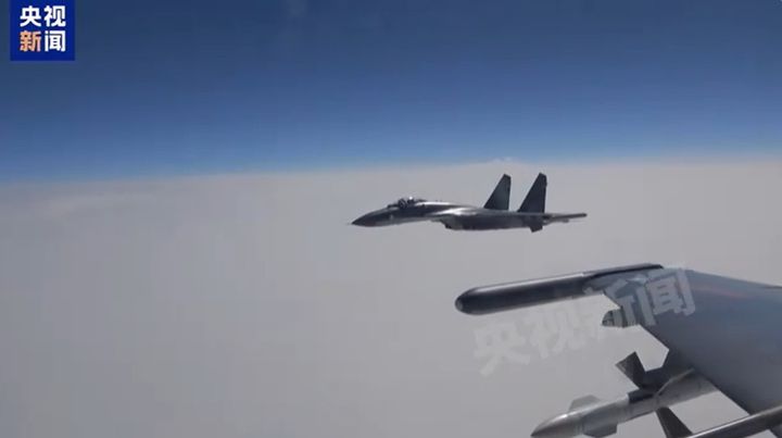 [서울=뉴시스] 중국중앙(CC) TV가 4월 보도한 영상으로 중국군 전투기가 대만해협 상공으로 추정되는 공역에서 비행하는 모습. (출처: 중국 중앙(CC)TV 캡쳐) 2025.11