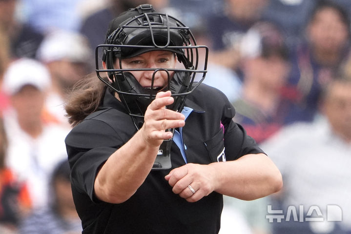MLB 최초 여성 <b>심판</b> <b>파월</b>, <b>한일전</b> 첫 경기 주심
