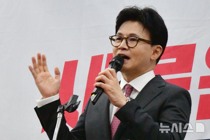 [광주=뉴시스] 이현행 기자 = 한동훈 전 국민의힘 대표가 11일 오후 광주 서구 홀리데이인호텔에서 열린 김화진 국힘 전남도당위원장 취임식에 참석해 축사하고 있다. 2025.08.