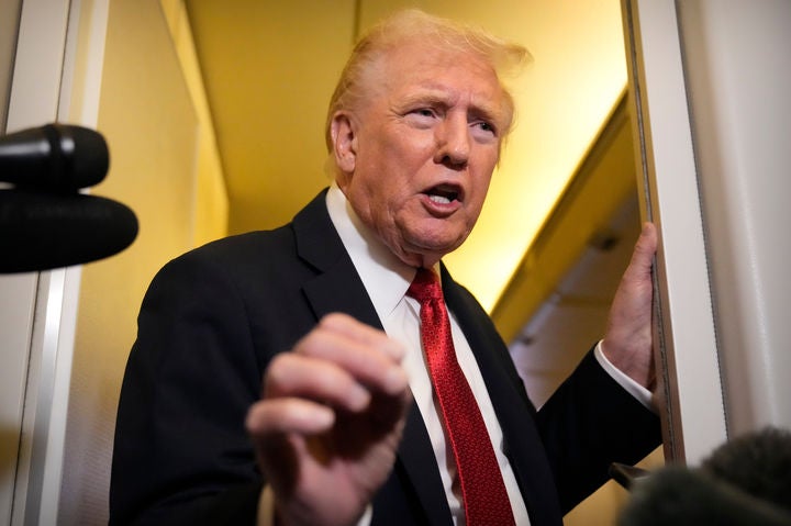 [AP/뉴시스] 도널드 트럼프 미국 대통령은 14일(현지 시간) 베네수엘라를 겨냥한 다음 조처에 대해 "어느 정도 결심했다"고 밝혔다. 사진은 트럼프 대통령이 지난달 19일 전용기