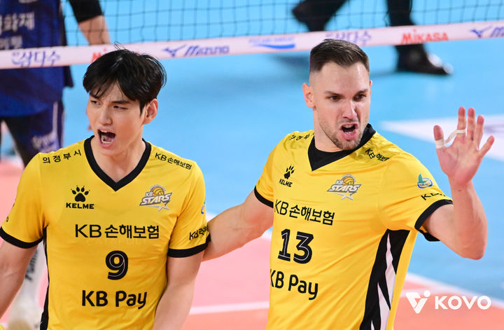 '비예나 27점' 남자배구 <b>KB손보</b>, 삼성화재 3-1 꺾고 <b>선두 탈환</b>