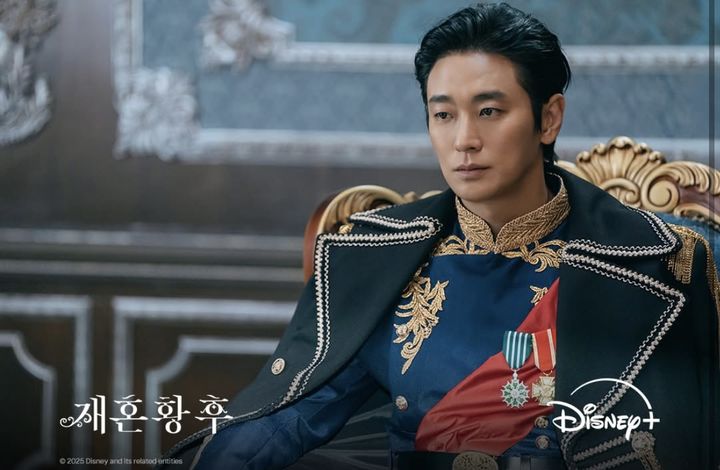 '<b>재혼 황후</b>', 獨 '<b>나치</b> 훈장' 소품 사용 <b>논란</b>…"검수 소홀" 사과