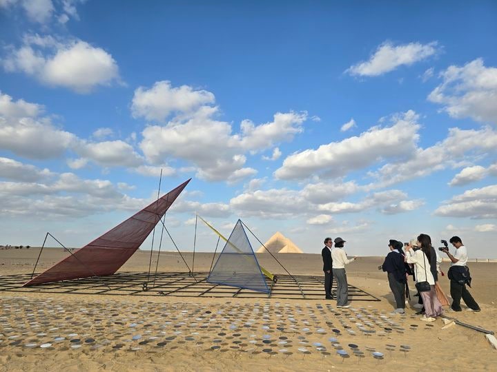 [사진=박현주 미술전문기자] 피라미드 앞에 설치된 박종규 작품앞에서 기자 간담회를 열고 있다.2025.11.15.hyun@newsis.com *재판매 및 DB 금지