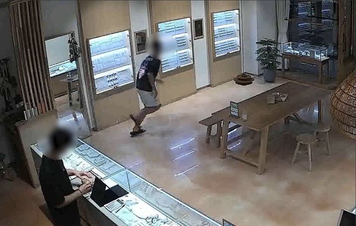 대전의 한 금은방에서 금목걸이를 차고 달아나는 중학생(사진=대전경찰청)*재판매 및 DB 금지 *재판매 및 DB 금지