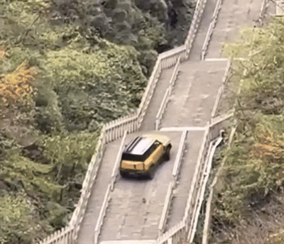 [뉴시스]중국 자동차 브랜드 '체리자동차'가 장가계 계단을 거꾸로 오르다가 실패했다. (영상 = 유튜브 갈무리) *재판매 및 DB 금지