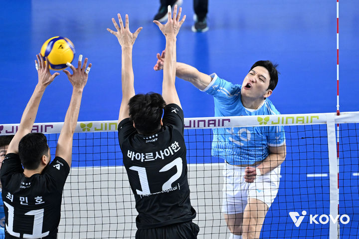 남자배구 <b>대한항공</b>, 현대캐피탈에 3-2 꺾고 <b>5연승</b>+선두 도약