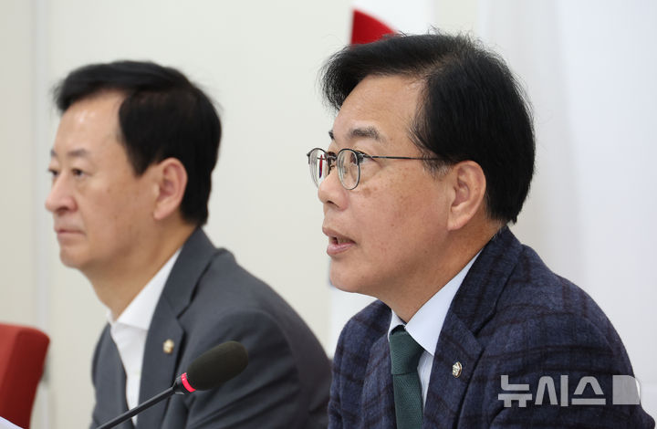 [서울=뉴시스] 김금보 기자 = 송언석 국민의힘 원내대표가 16일 서울 여의도 국회에서 현안관련 기자간담회를 하고 있다. 2025.11.16. kgb@newsis.com