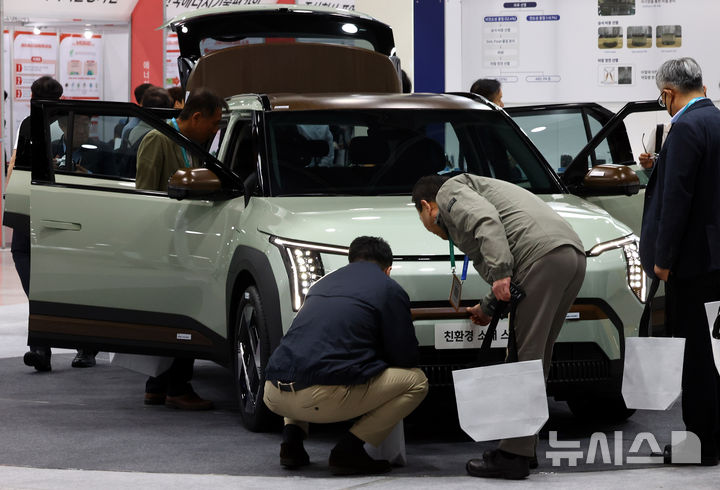 [서울=뉴시스] 박주성 기자 = 지난 4월 23일 서울 서초구 aT센터에서 열린 2025 자동차부품산업 ESG·탄소중립 박람회에서 관람객들이 버려지는 자원과 천연재료로 내·외장 부품을 설계한 자동차를 관람하고 있다.