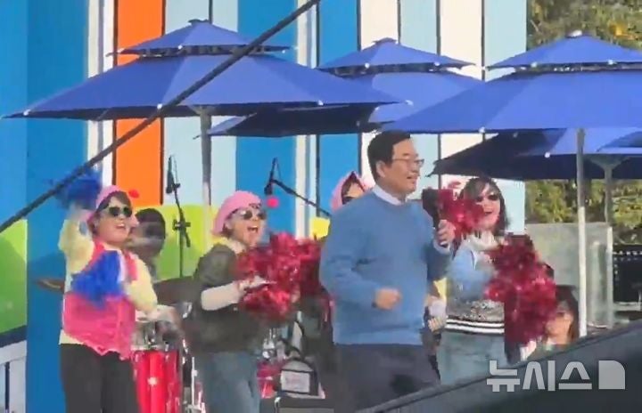 광주 북구청장, '여성 공무원 백댄서 논란'에 결국 사과