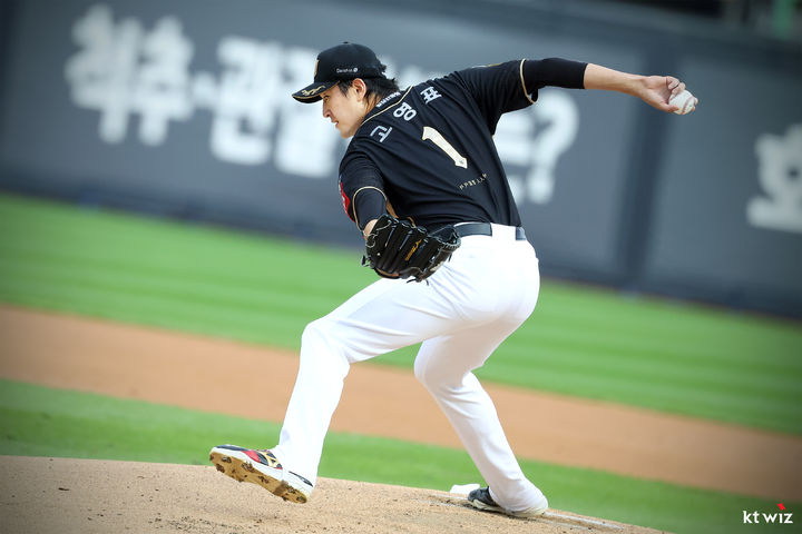 KT <b>고영표</b>, 투수 부문 <b>KBO 수비상</b>…NC, 김형준·박민우·김주원 3명 <b>수상</b>