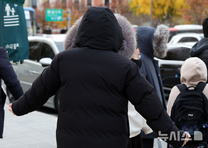 [서울=뉴시스] 이영환 기자 = 북쪽에서 찬 공기가 유입되면서 기온이 큰 폭으로 내려간 17일 오전 서울 종로구 광화문 네거리에서 두꺼운 옷을 입은 시민들이 출근길 발걸음을 재촉하고 있다. 2025.11.17. 20