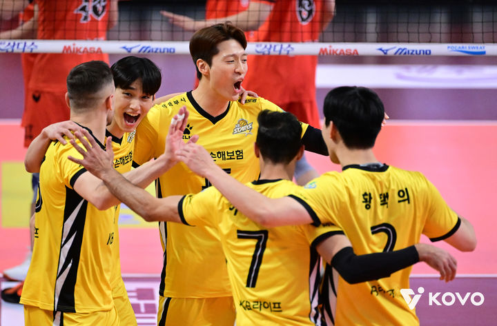 KB손보, OK<b>저축</b> 꺾고 <b>선두</b> 복귀…<b>페퍼</b>, 1위 도로공사 <b>추격</b>(종합)
