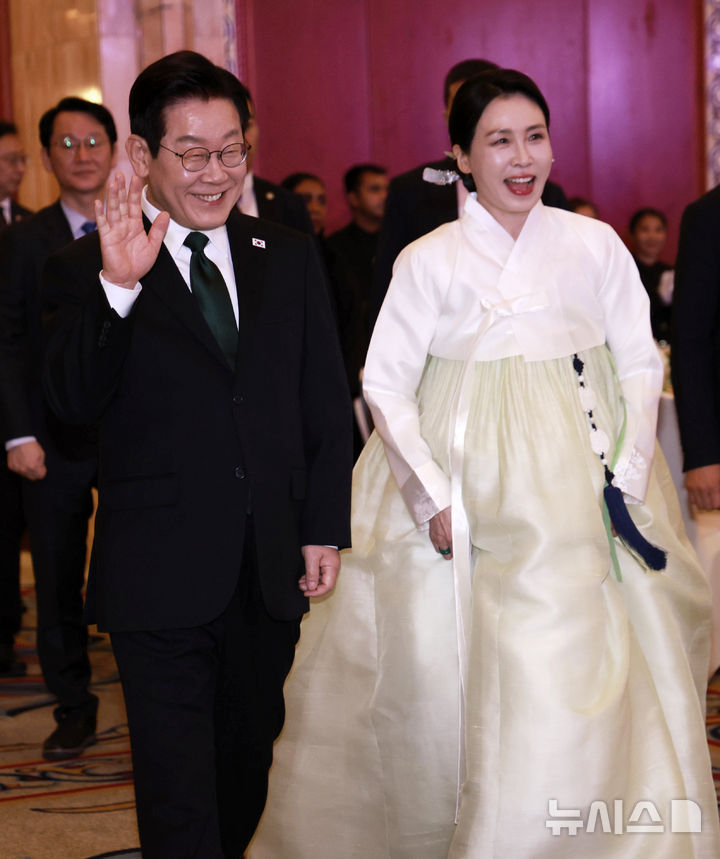 [아부다비=뉴시스] 최동준 기자 = 남아공 G20 정상회의 참석 차 아랍에미리트(UAE)를 국빈 방문한 이재명 대통령과 김혜경 여사가 17일(현지 시간) 아부다비의 한 호텔에서 열