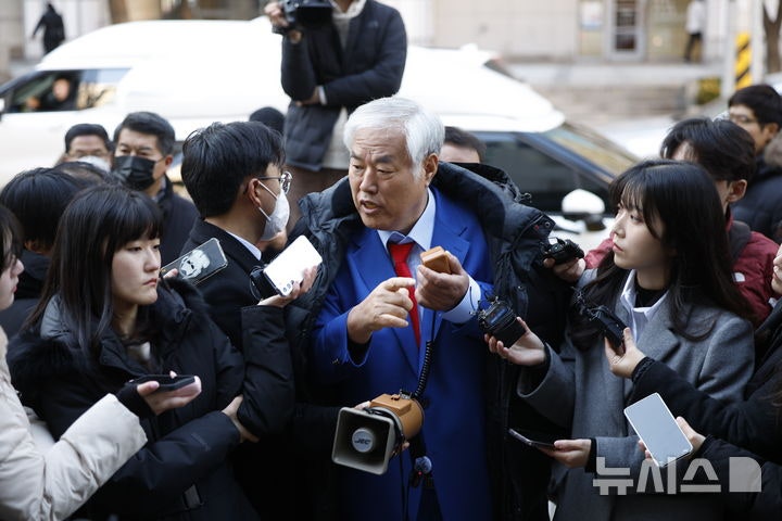 '서부지법 난동' 배후 혐의 <b>전광훈</b>, <b>경찰 출석</b>…"아무 관계 없어"